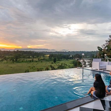 Stayvista'S Vine & Splash - Riverside Villa With An Infinity Pool And Indoor Games Karjat Exteriör bild