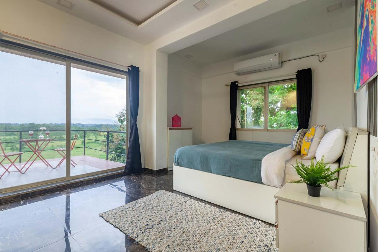 Stayvista'S Vine & Splash - Riverside Villa With An Infinity Pool And Indoor Games Karjat Exteriör bild