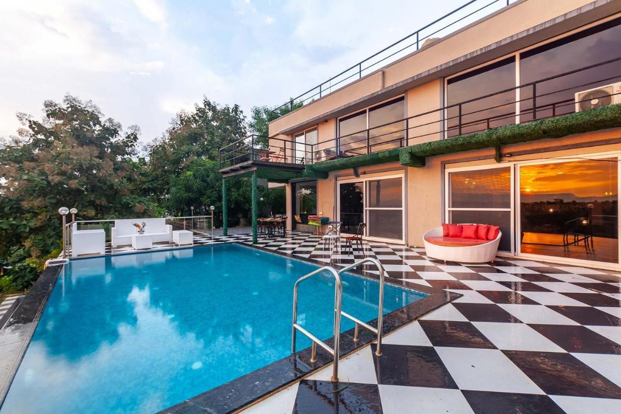 Stayvista'S Vine & Splash - Riverside Villa With An Infinity Pool And Indoor Games Karjat Exteriör bild