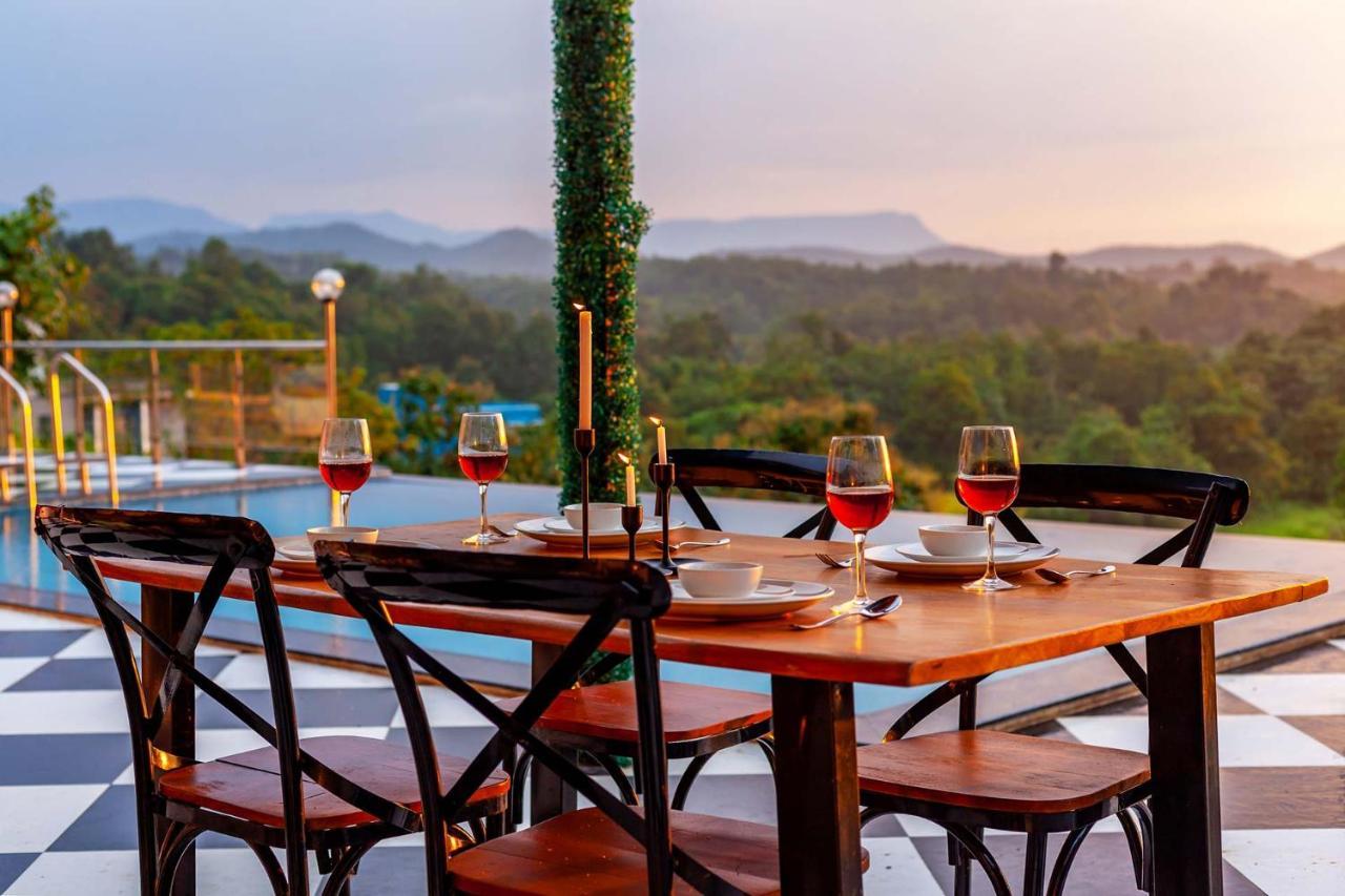 Stayvista'S Vine & Splash - Riverside Villa With An Infinity Pool And Indoor Games Karjat Exteriör bild
