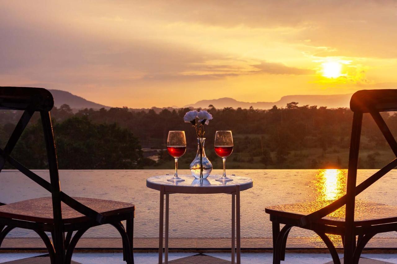 Stayvista'S Vine & Splash - Riverside Villa With An Infinity Pool And Indoor Games Karjat Exteriör bild