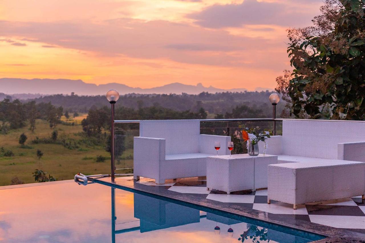 Stayvista'S Vine & Splash - Riverside Villa With An Infinity Pool And Indoor Games Karjat Exteriör bild
