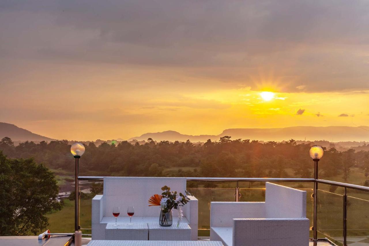 Stayvista'S Vine & Splash - Riverside Villa With An Infinity Pool And Indoor Games Karjat Exteriör bild