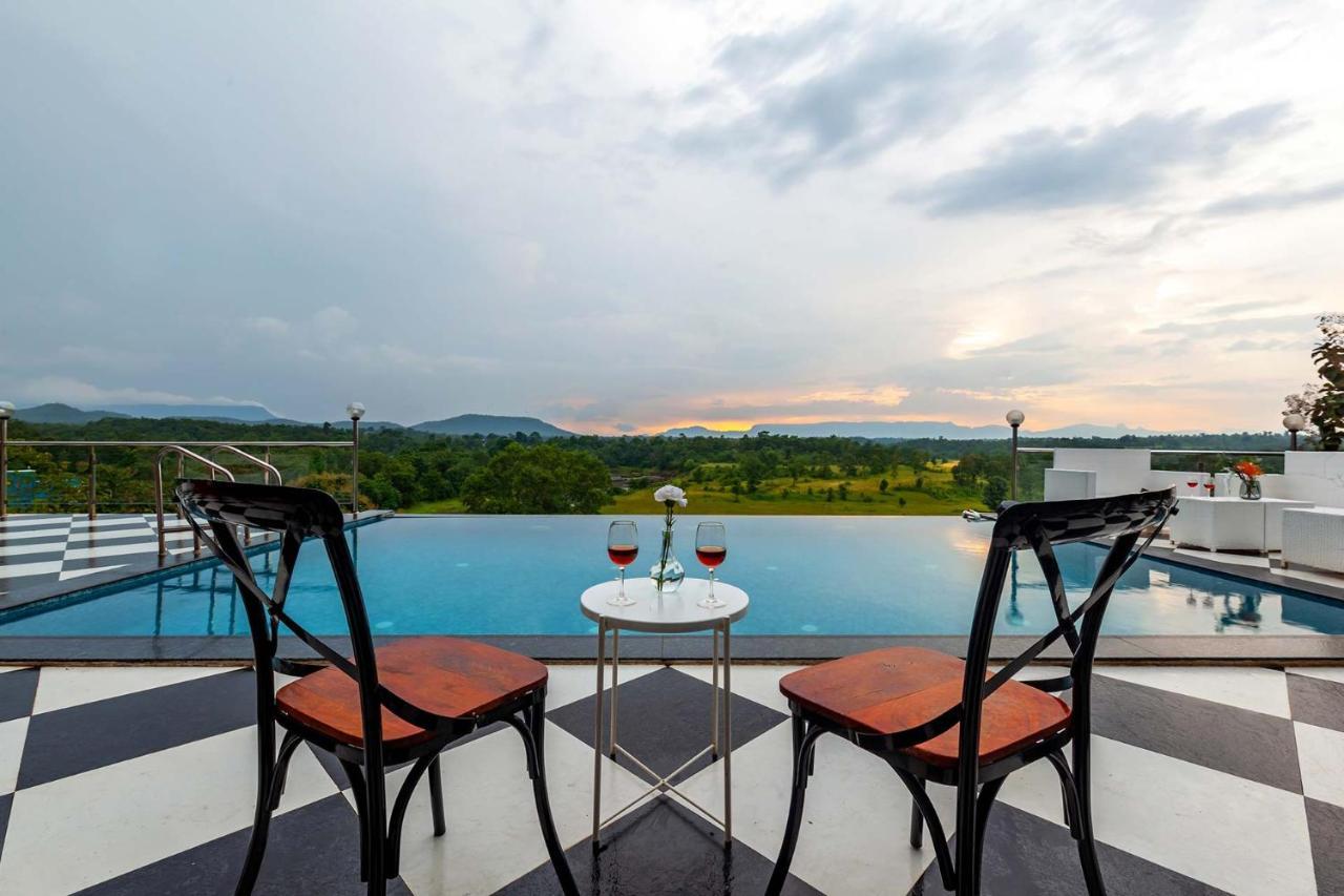 Stayvista'S Vine & Splash - Riverside Villa With An Infinity Pool And Indoor Games Karjat Exteriör bild