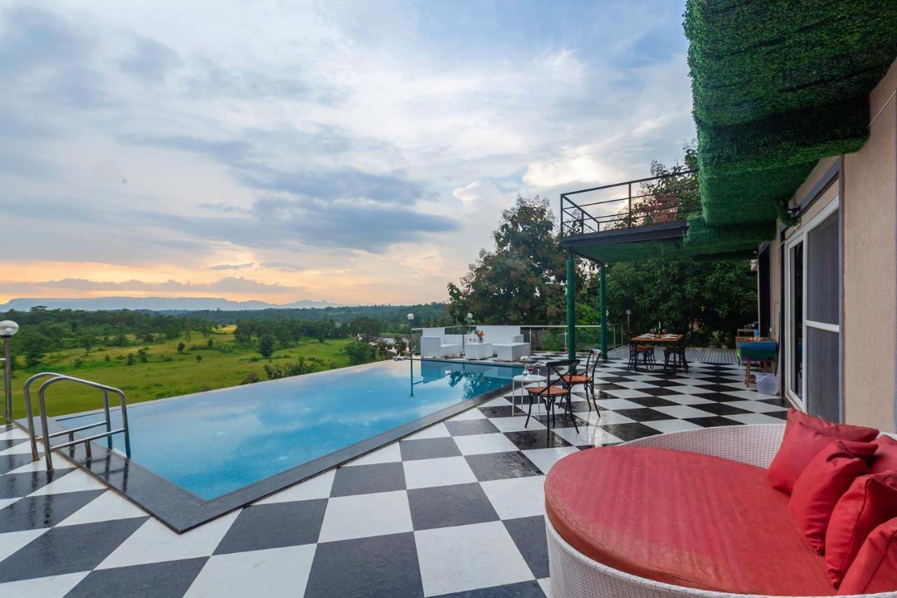 Stayvista'S Vine & Splash - Riverside Villa With An Infinity Pool And Indoor Games Karjat Exteriör bild
