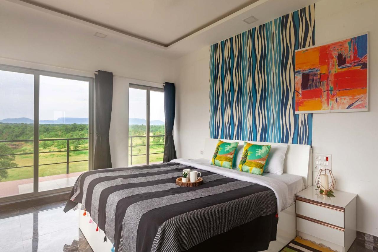 Stayvista'S Vine & Splash - Riverside Villa With An Infinity Pool And Indoor Games Karjat Exteriör bild