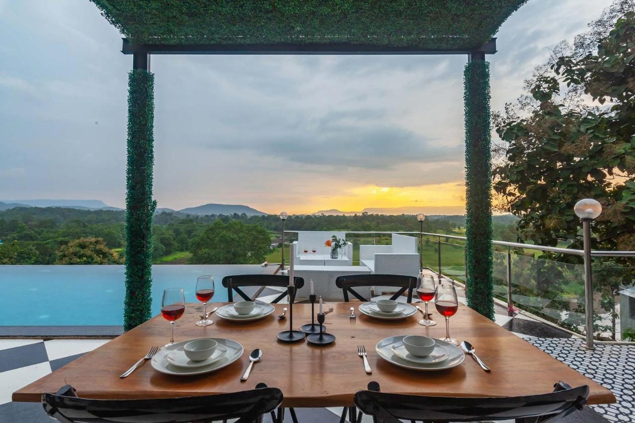 Stayvista'S Vine & Splash - Riverside Villa With An Infinity Pool And Indoor Games Karjat Exteriör bild