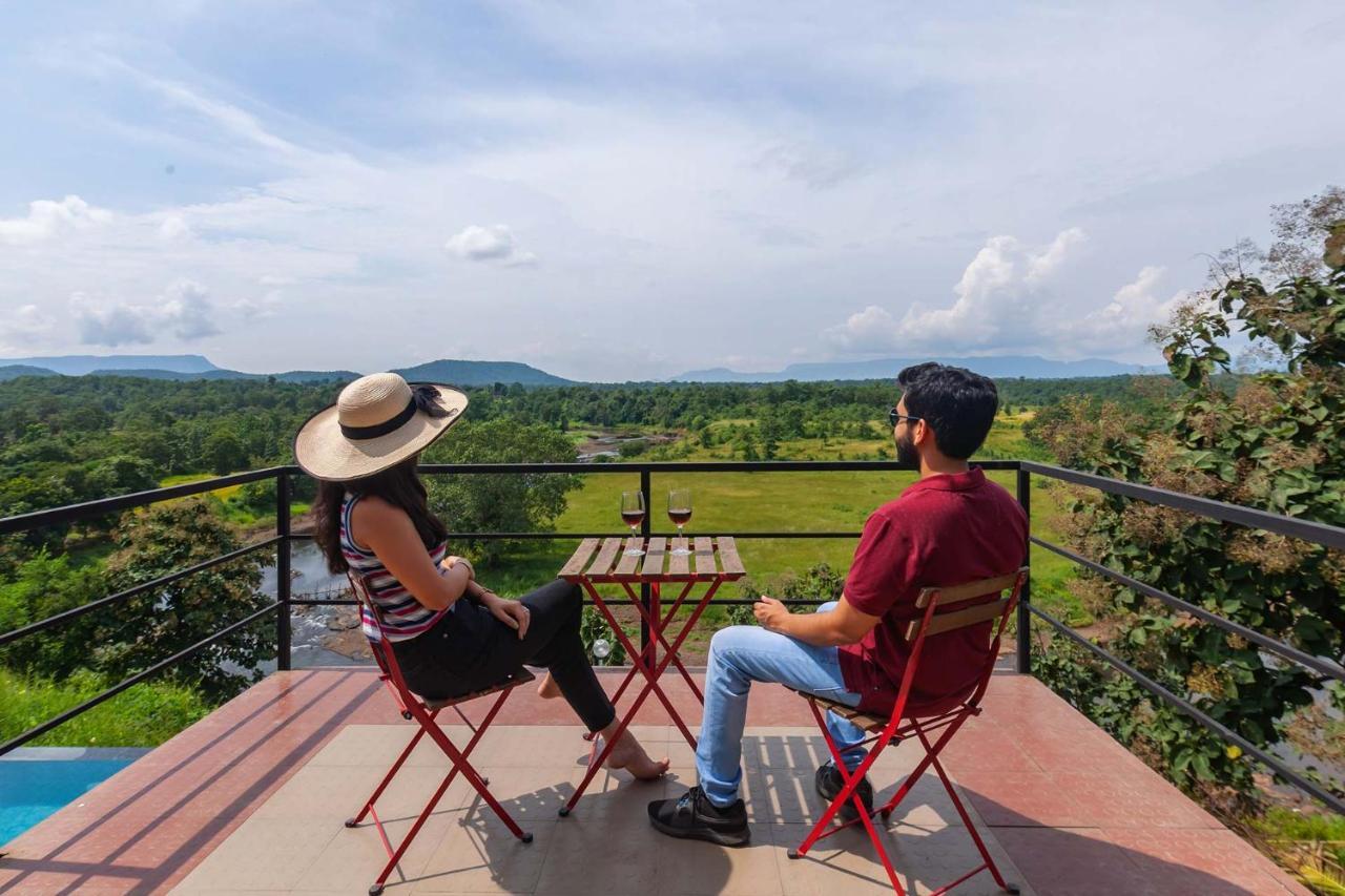 Stayvista'S Vine & Splash - Riverside Villa With An Infinity Pool And Indoor Games Karjat Exteriör bild